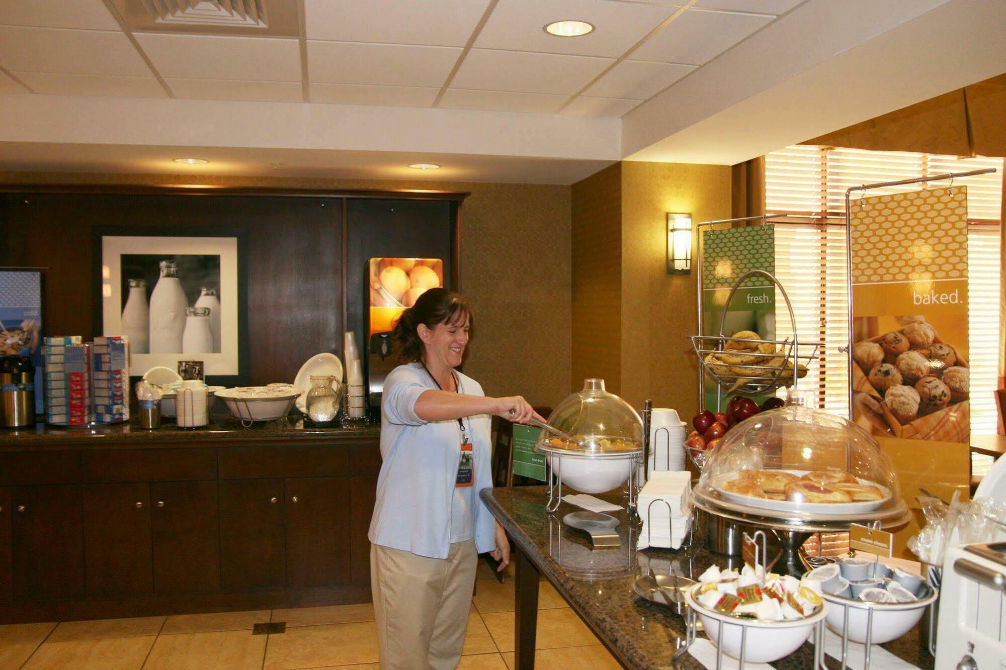 Hampton Inn & Suites Navarre Restoran fotoğraf